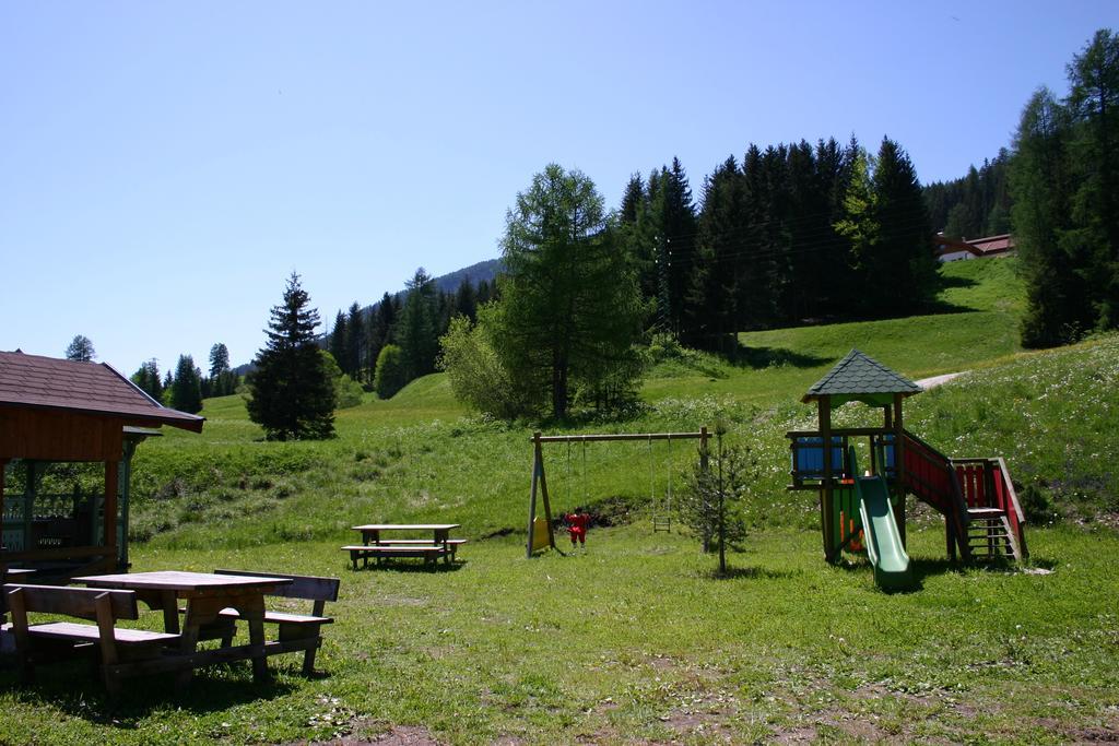 Garnì Aurora Bed&Breakfast Soraga Esterno foto